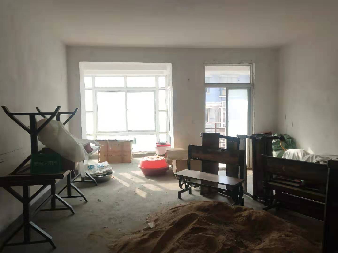 宏运名居 毛坯大四房 中间楼层 方便看房