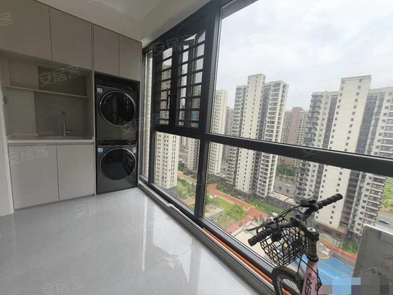 134，房东诚心出售，蓝天白云，精装三房，证满二，电梯中间楼层，成色新