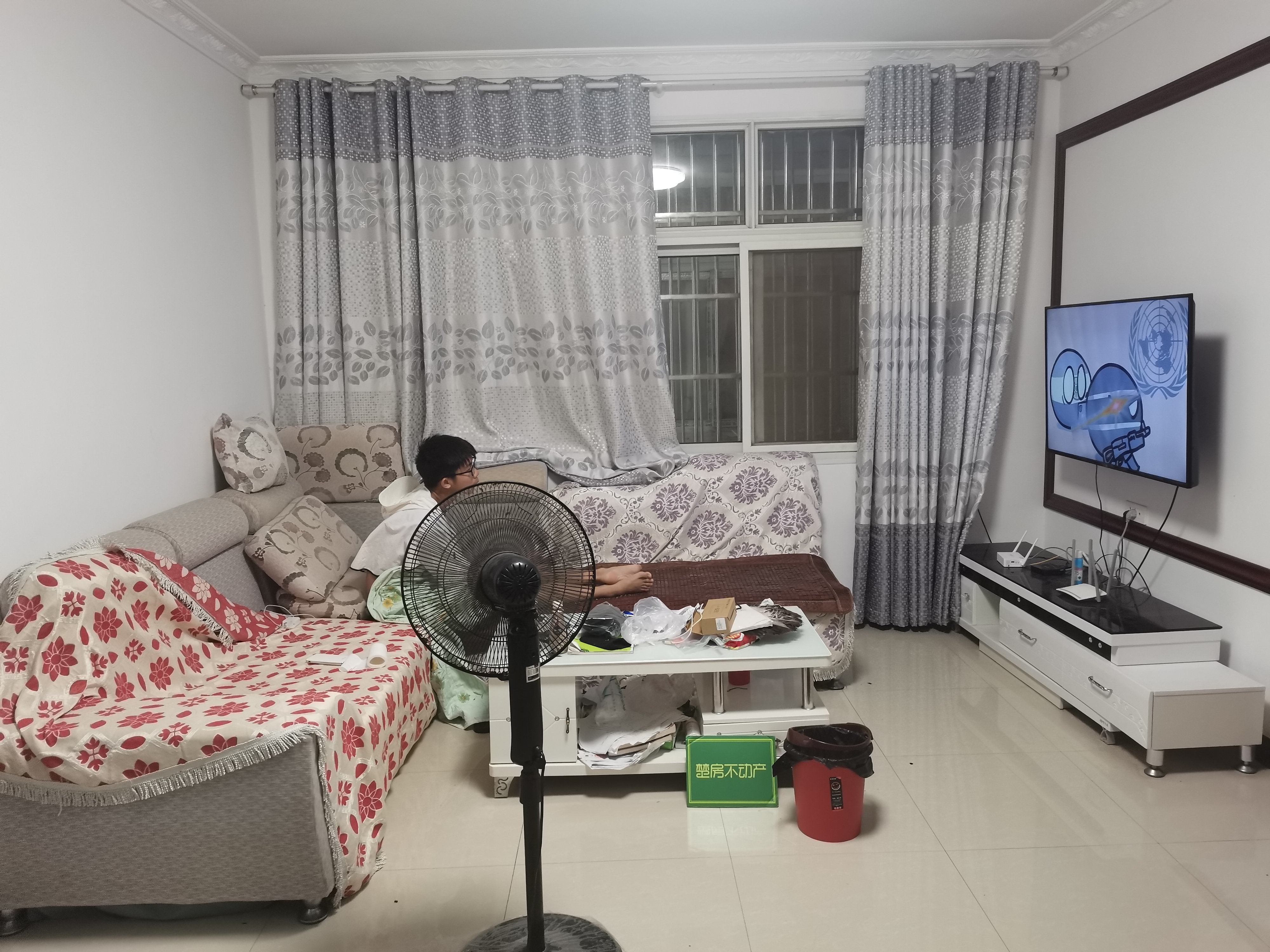 步行街后面三房诚意出租，步梯三楼好楼层，精装家具家电齐全拎包入住