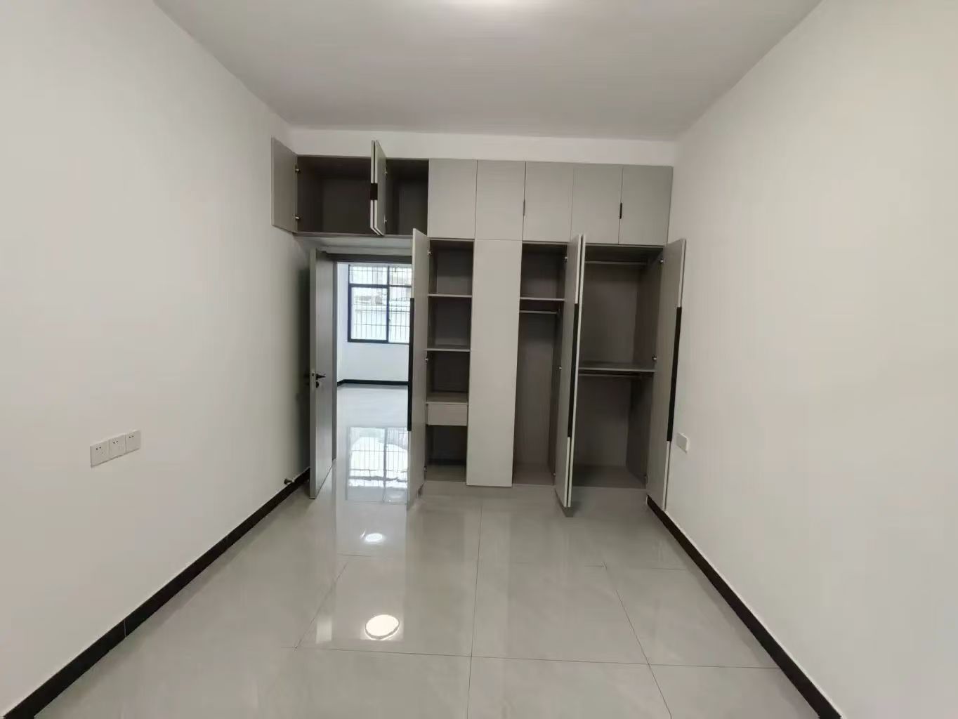 降价啦！商城旁边，步梯一楼，精装三房二卫，有证，有院子好停车