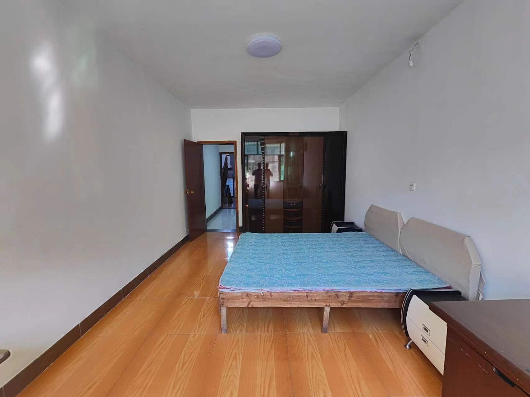 沃尔玛附近的一室一厅一厨一卫房子新的吓人，你直接来看好了可半年租