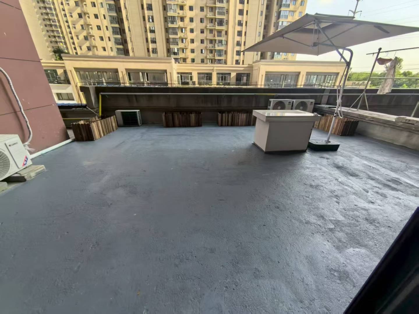 降价了，满庭春，新装精装3房，边户，带入户‬花园！带2个大‬露台80平，满二，单价五千多