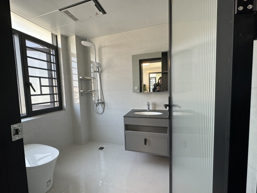 急卖，沔州晓学里，带电梯，单位宿舍楼，好停车，全新装修，顶楼上面还有一层斜坡屋顶