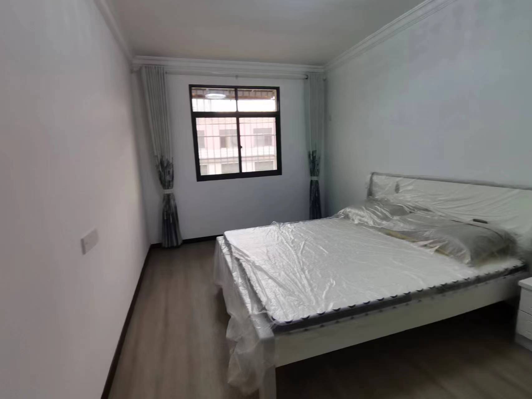 一建宿舍商城附近三钟旁边热闹凡华的位置全新装修