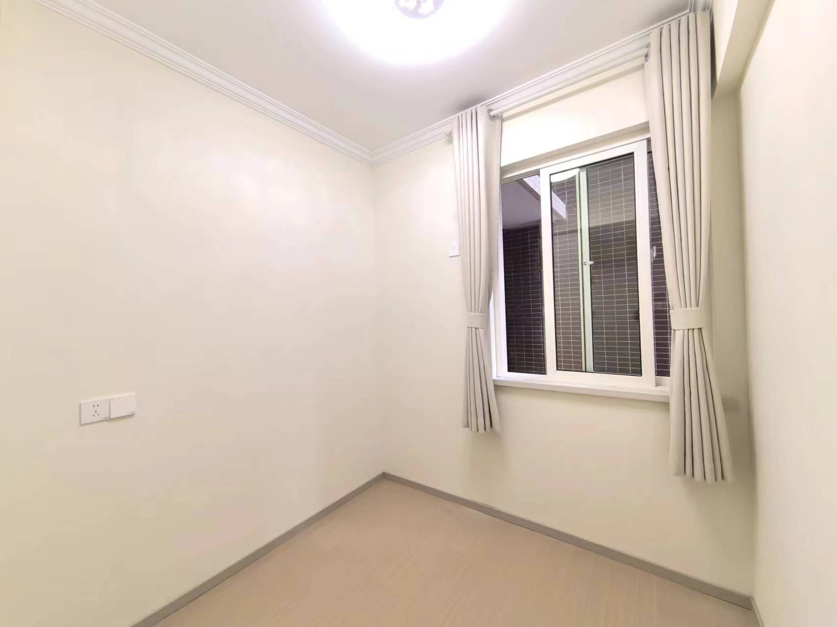 急售，房东降价了，一中对面，精装两房，成色很新，中间好楼层，证满二