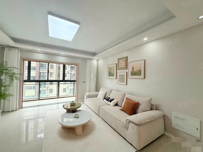 中央华府，9.5成新，精装四房两卫，电梯小高层，单嫁4字头，中间楼层