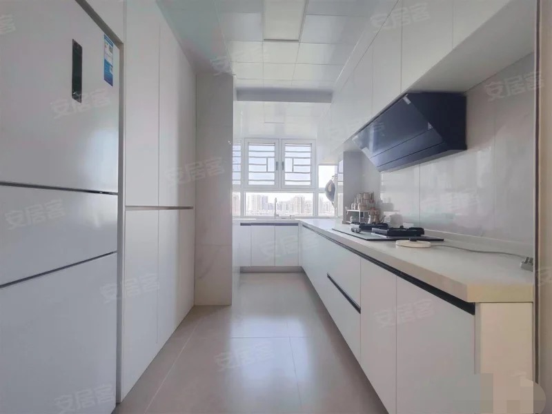 城南，御湖世家，精装大三房，纯东边户，电梯好楼层，带车位​全新装修，基本没住，证满二，