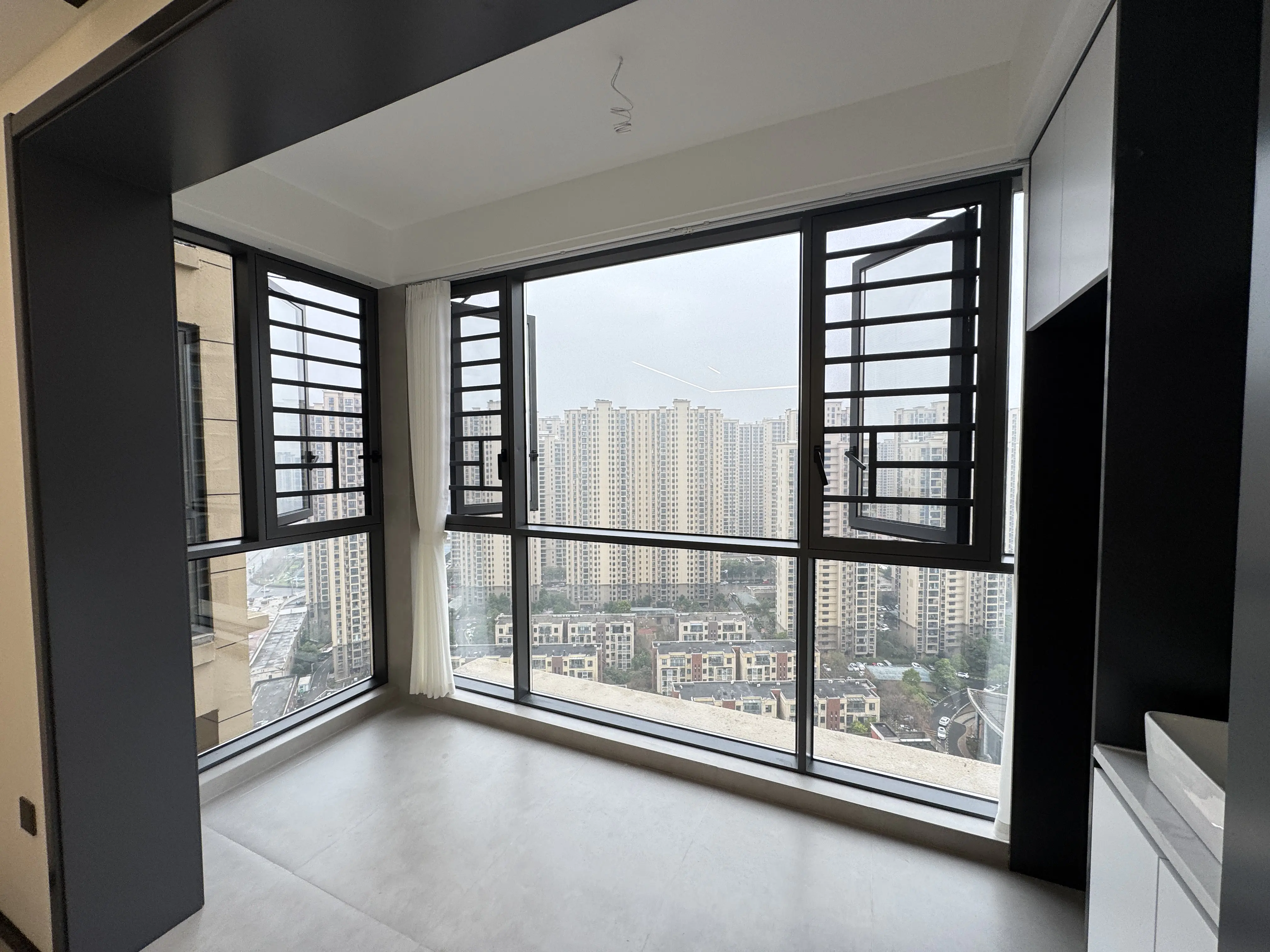 森林国际城3室2厅全新精装修两证全支持按揭贷款，优价出售！