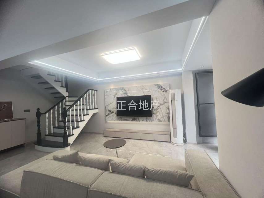 颐和公馆，复式，全新精装，一天未住，带大露台，老证