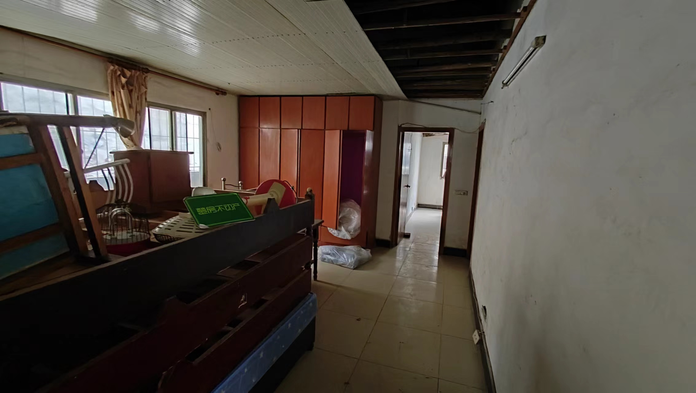 车站旁两栋私房一楼是门面在做生意房子以前是开宾馆的两证齐全位子好买了可以就盈利