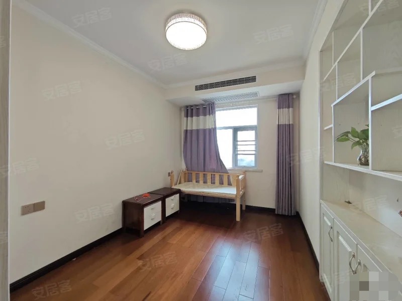 一中正对面，上苑一品，精装三房，单价4字头，带车位.南北双阳台，三开间朝南，全屋中央空调，电梯好楼层，