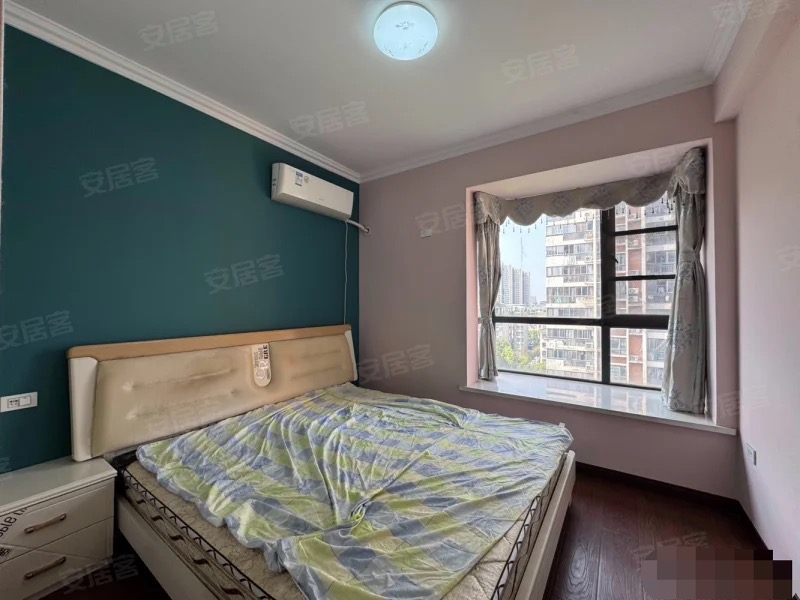 355，城西，金域城邦，边户，中间楼层10楼，精装三房（可改四房）电梯小高层，保养成色新，单价3900，