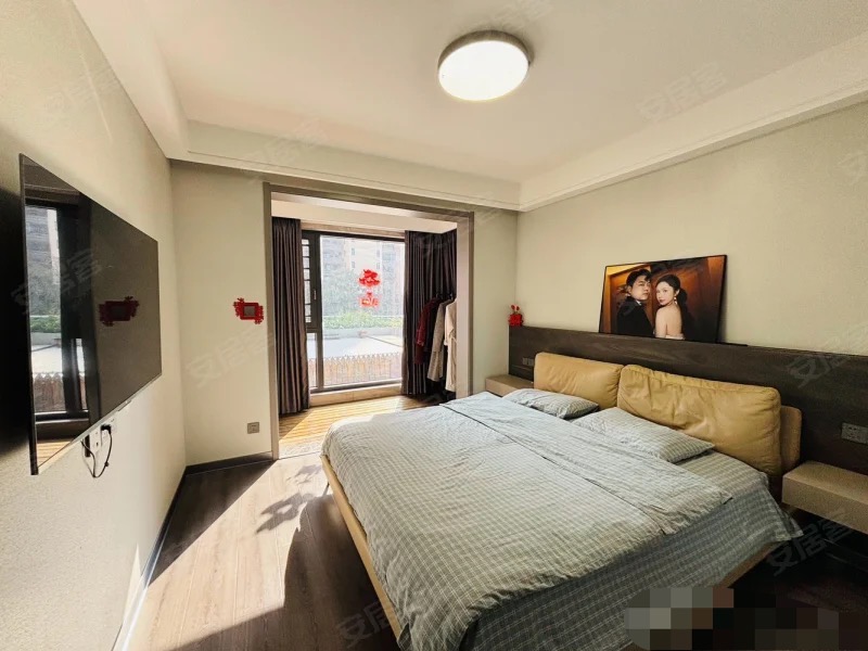 吾悦旁，蓝天新城，送200平大露台❗️送车位​，精装三房两卫，全屋品牌家具家电，成色9.9新，全屋暖气片，证满二