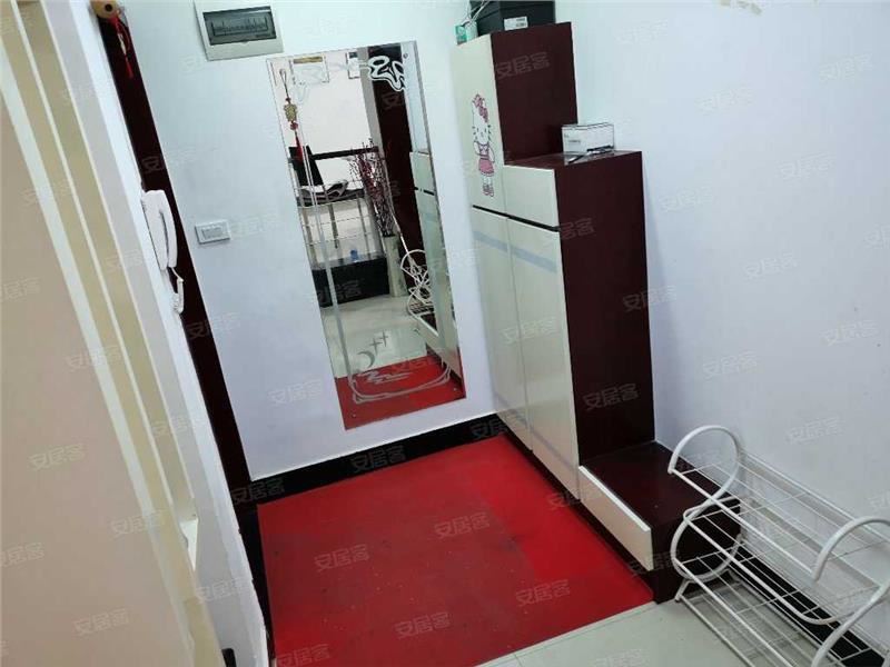 宏大小区，步梯中层，精装三房，方便停车，低 付可按揭