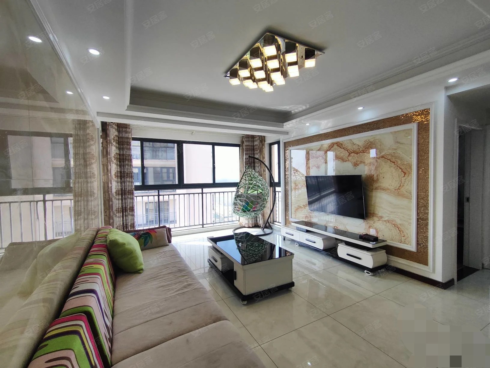 87，手付1万 ，单价4500， 精装三房， 读立连廊 ，证满二，家具家电全送 ，电梯小高层