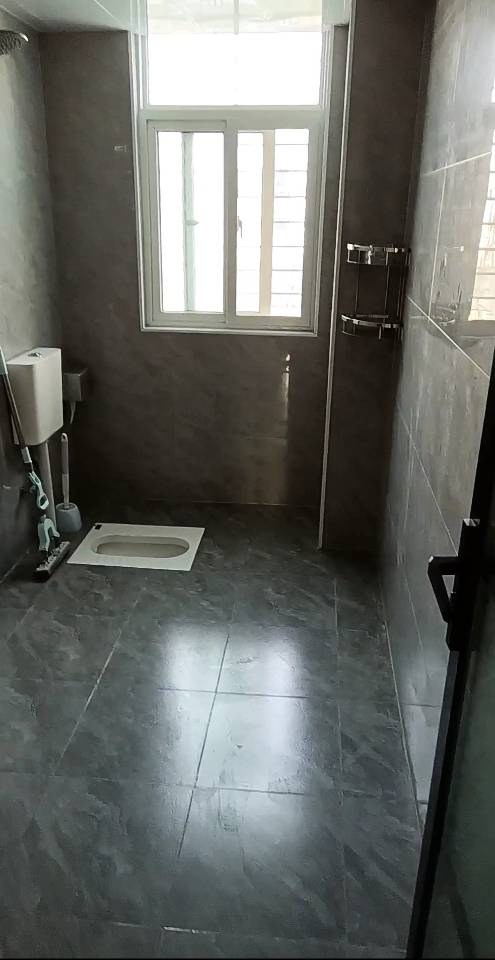 房东直租无中介费，全新的三室两厅两卫一厨，家具家电齐全全新，拎包即可入住