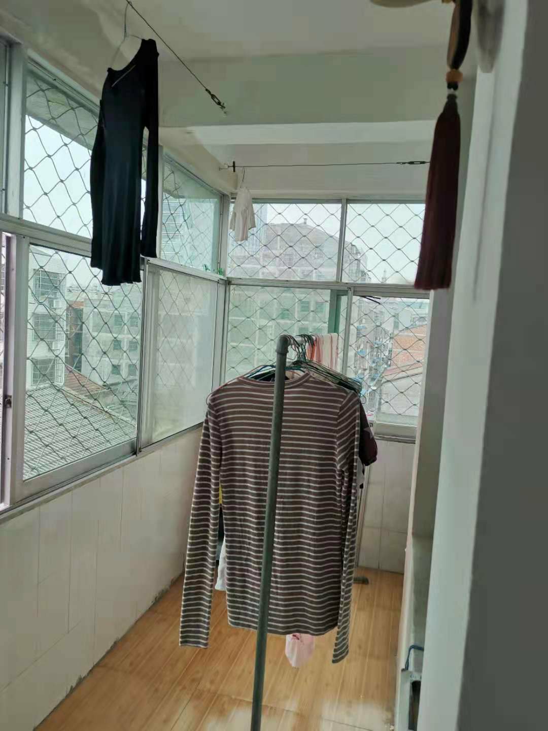 何李路 昌盛菜市场旁 步梯六楼 精装三房 生活方便 看房提前