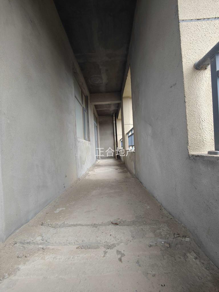 城南，新三中旁，元泰未来城，超大转角阳台，大平层，单价4800，送车位一梯一户,