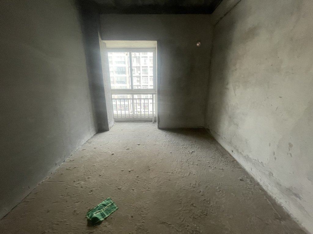 香岸华府毛坯大三房.采光可以.视野不错.看房方便.证满二