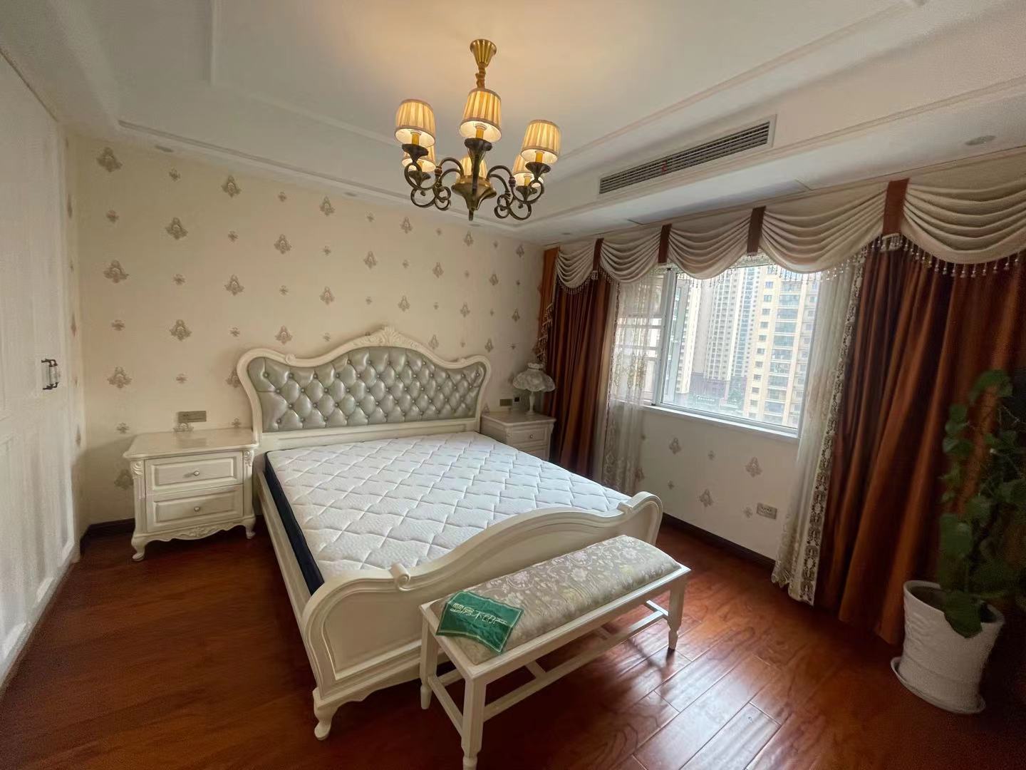 满庭春精装湖景房视野开阔家里都是品牌家电直接拎包住不用操心装修