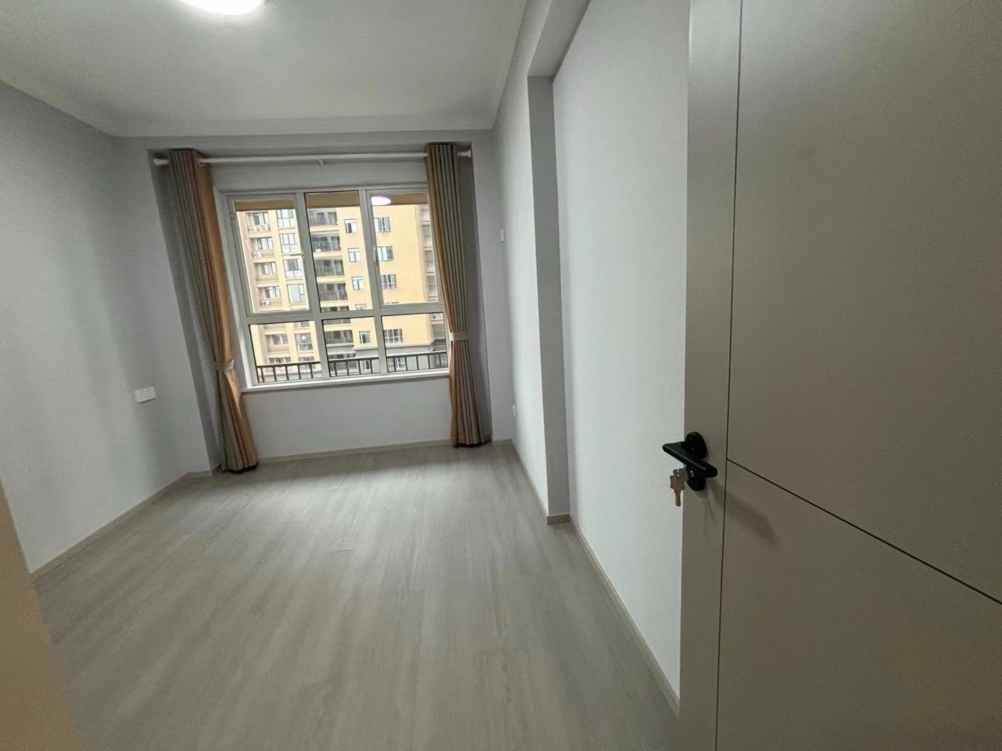 房东降价8w，速度捡漏，仙桃城南，次新小区，全新装修，精装三房，证满二