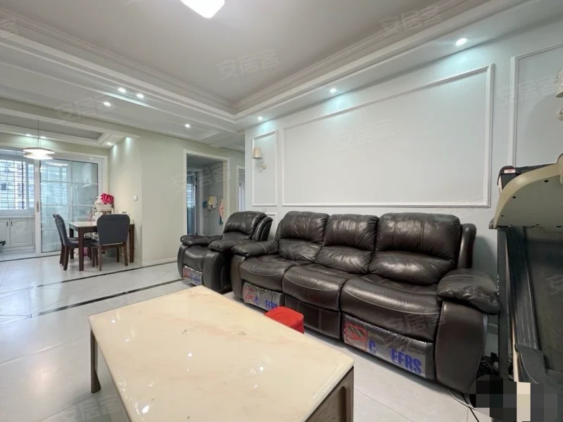 新妇幼对面，鸿昇现代城，精装四房，全屋品牌家具，南北通透，户型方正，采光好