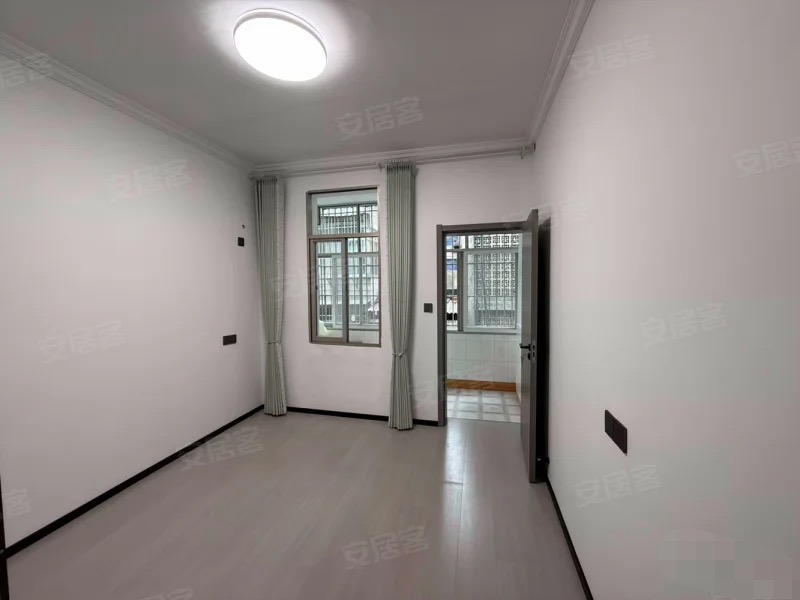 城南，精装两房，步梯三楼，一梯一户，有证