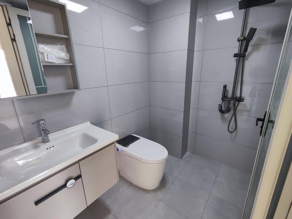 锦绣江山.全新精装三房.南北通透.看房方便