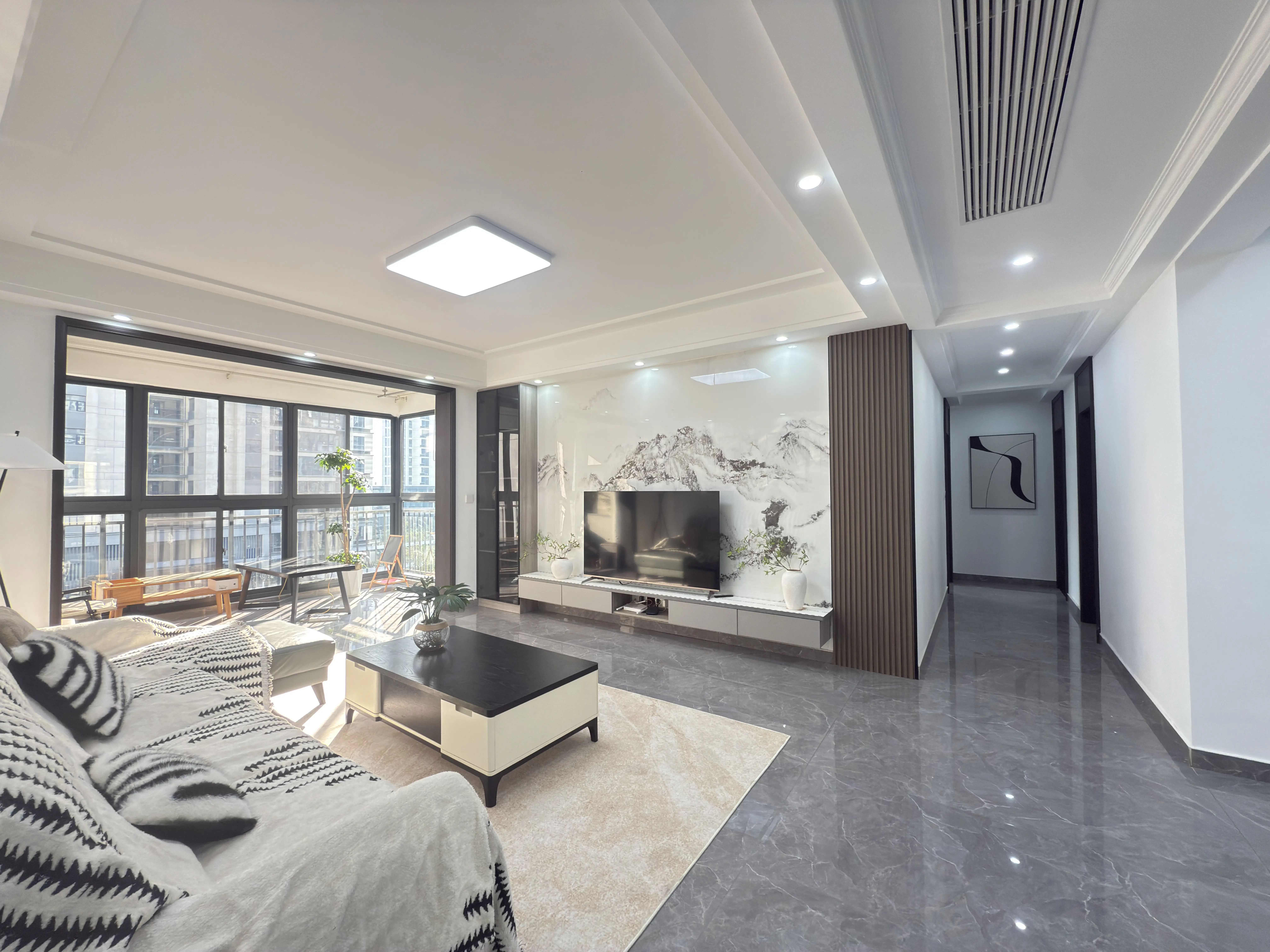 风和日丽，精装四房，全新装修，南北双阳台，单价5千多，证满二