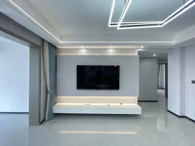 降价了，房东急售，城南福星城，全新装修。电梯中层，送30平大阳台，南北通透