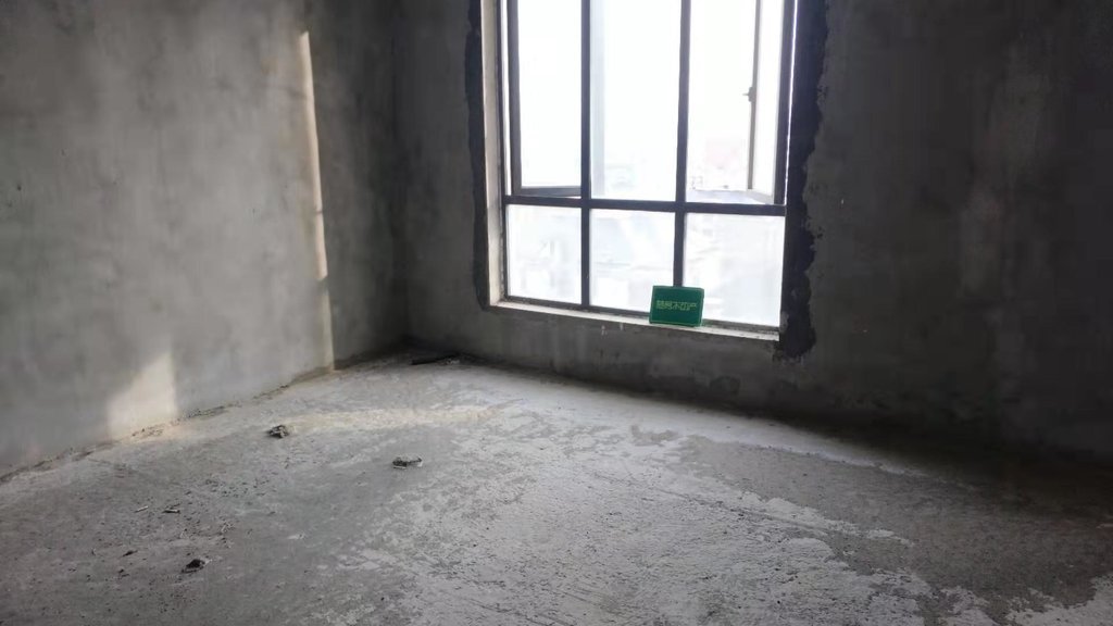 绿地华庭非常稀缺的毛坯三房，小区绿化率不需要过多解释来感受就好，养身小区，环境到了位