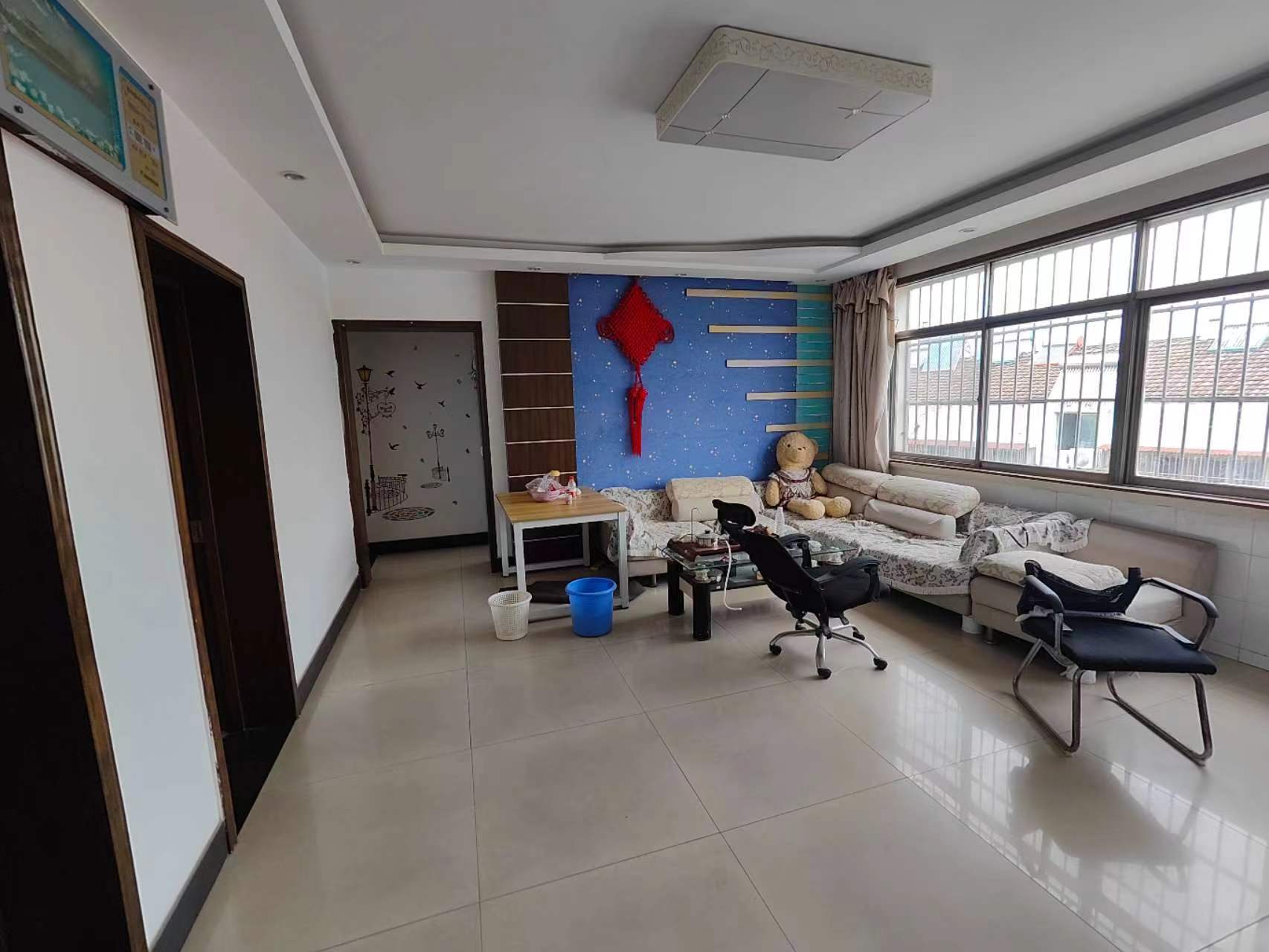 毅德园大三房家具家电齐全，可直接拎包入住，价格很低，看房方便的很