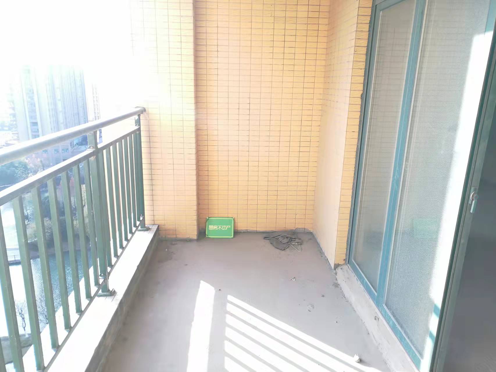 新城一号四期湖景大三房南北双阳台户型通透视野风景好证件满二可以按揭