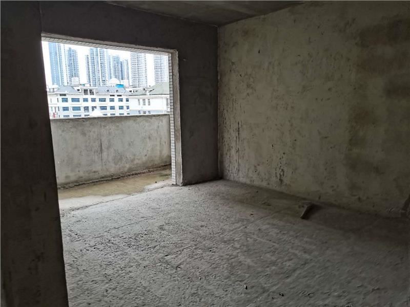 城南城市丽景的毛坯大三房 电梯好楼层 交通生活都便利