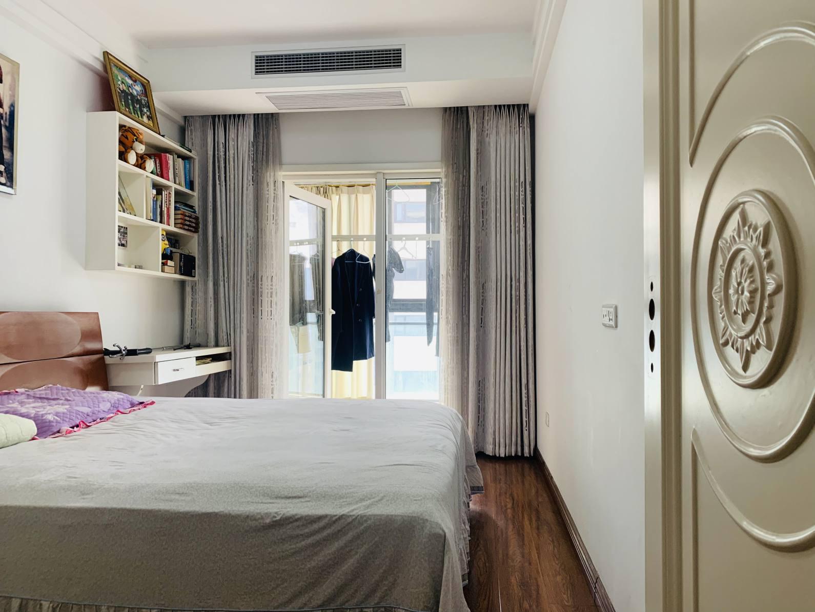 仙桃 旁，中央华府，精装四房，全屋保养好，电梯好楼层