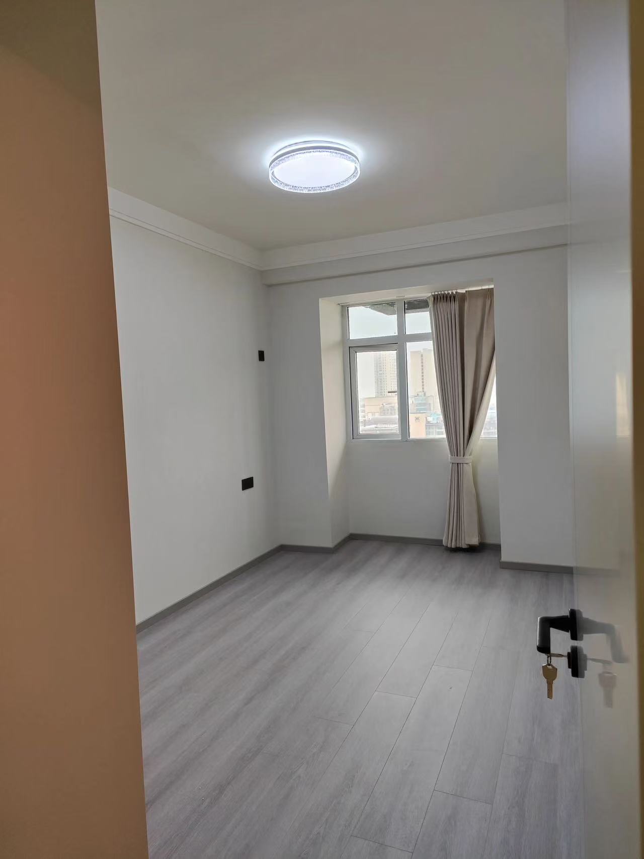 降价了，商城老三中附近，三合鑫城，单价4字头，全新精装4房，中间楼层，诚心出售，看中可谈