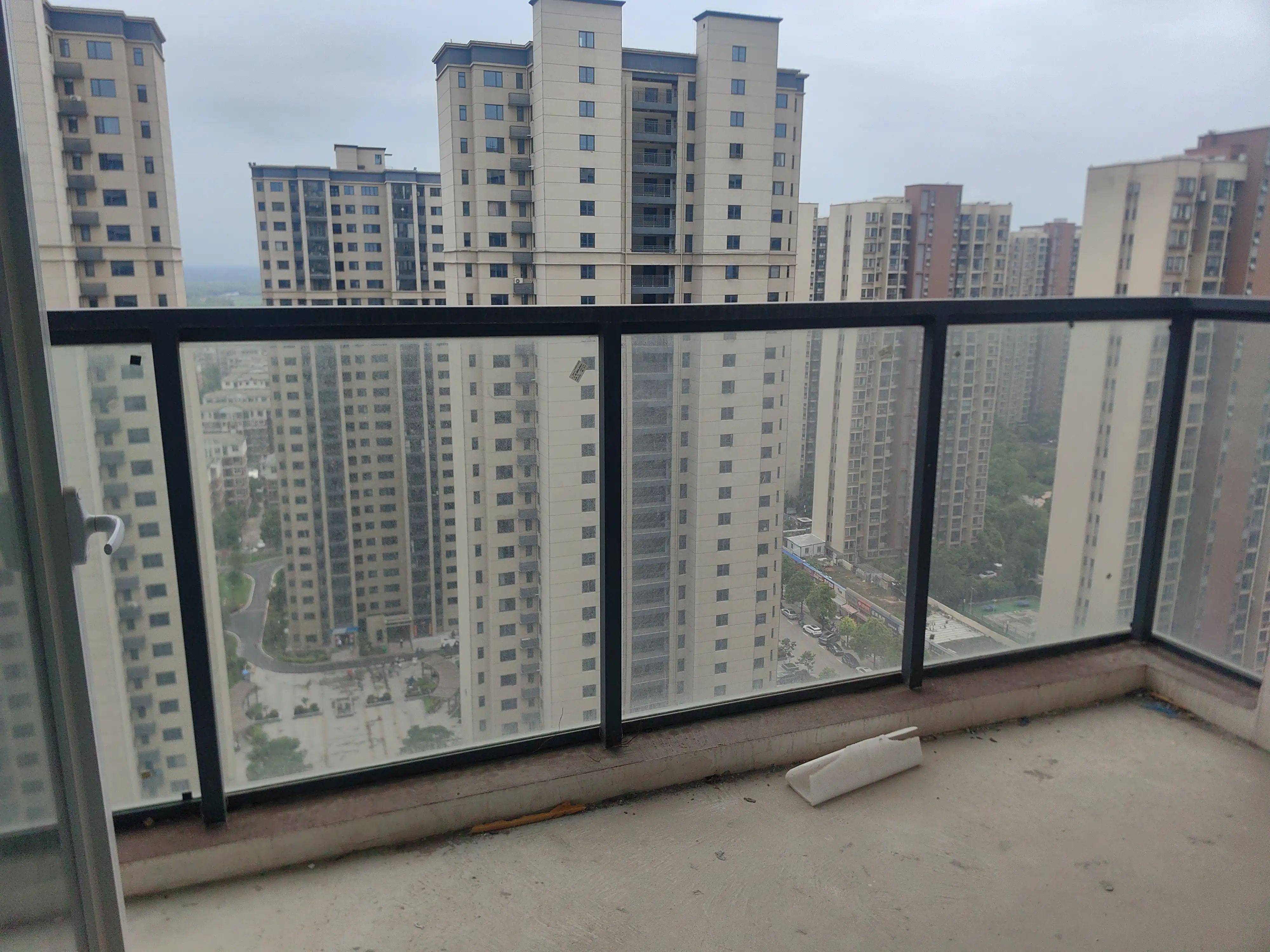 蓝天白云，边户122平毛坯好楼层