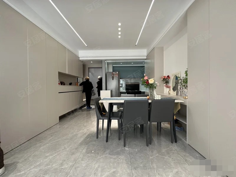 吾悦广场旁，蓝天新城，几乎全新，精装三房，全屋品牌装修，好楼层，证满二