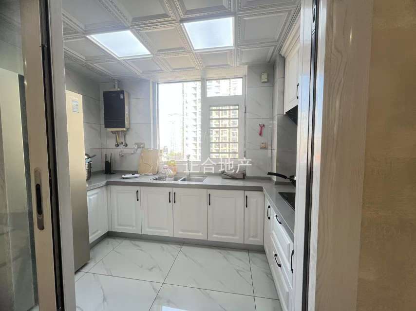 沔阳公园旁，新城壹号五期，电梯小高层。精装4房2卫，好楼层，房子在7楼，成色新，