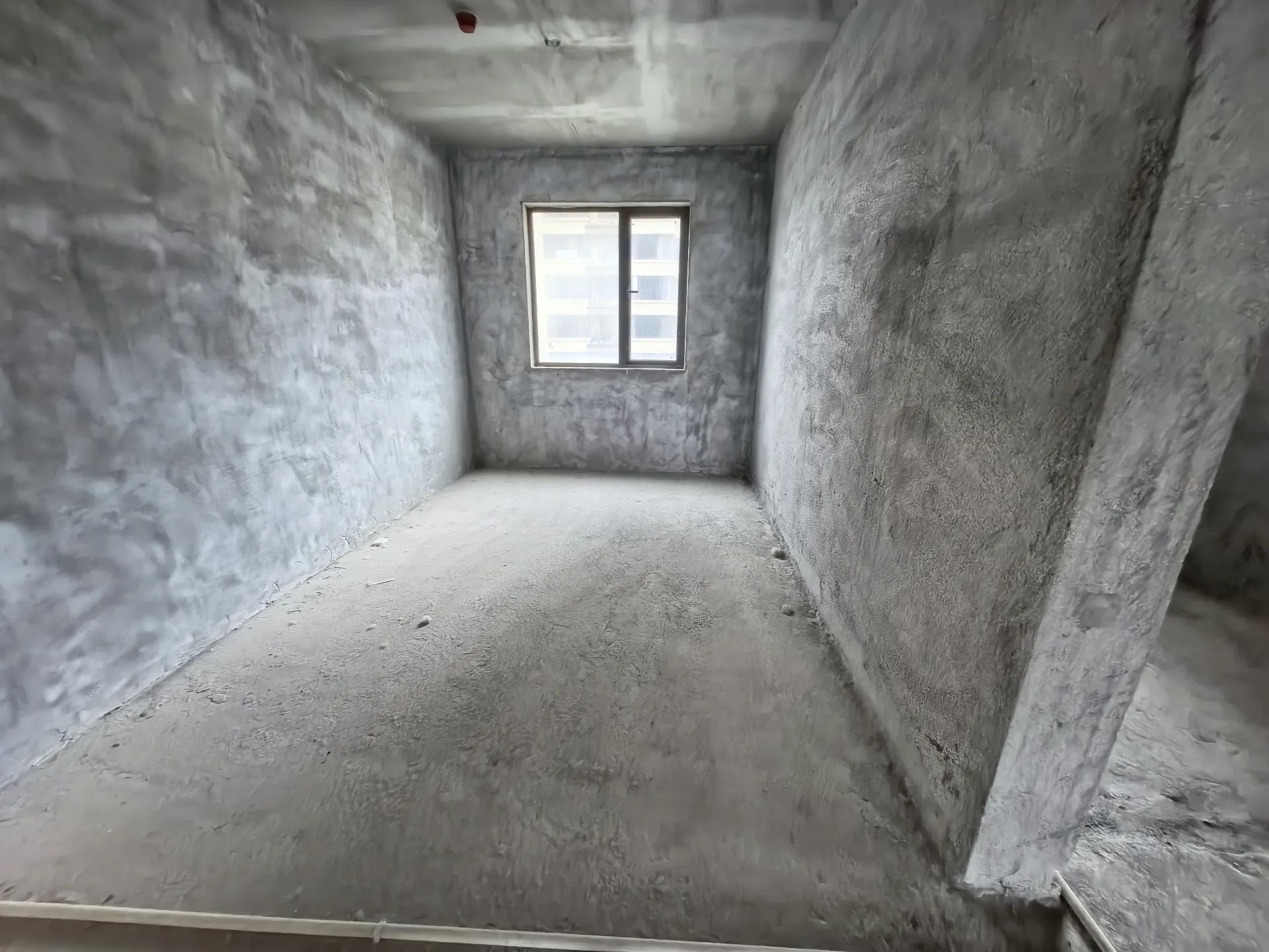 吾悦广场旁，荣怀及第世家，电梯好楼层，毛坯现房。大四房宽敞通透，证满二