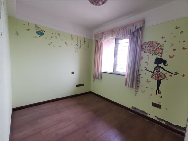 满庭春全屋订制精装修，湖景大四房只卖毛坯价，户型方正采光 