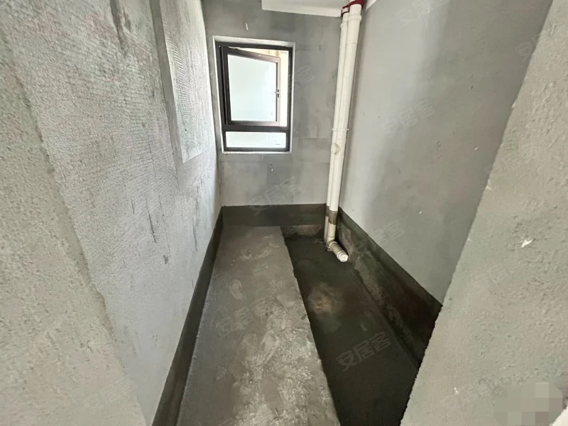 急卖，城南，吾悦广场，现房，毛坯三房两卫，好楼层14楼，房东包满二，单价6000