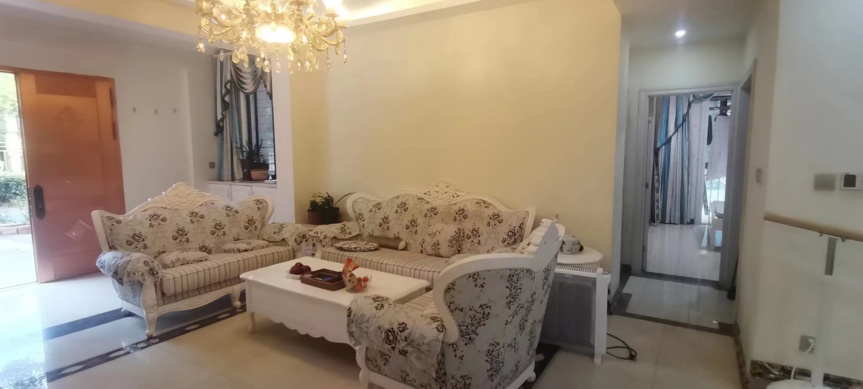 上林仙苑.精装三房.带200平的院子可以种花种菜.看房方便