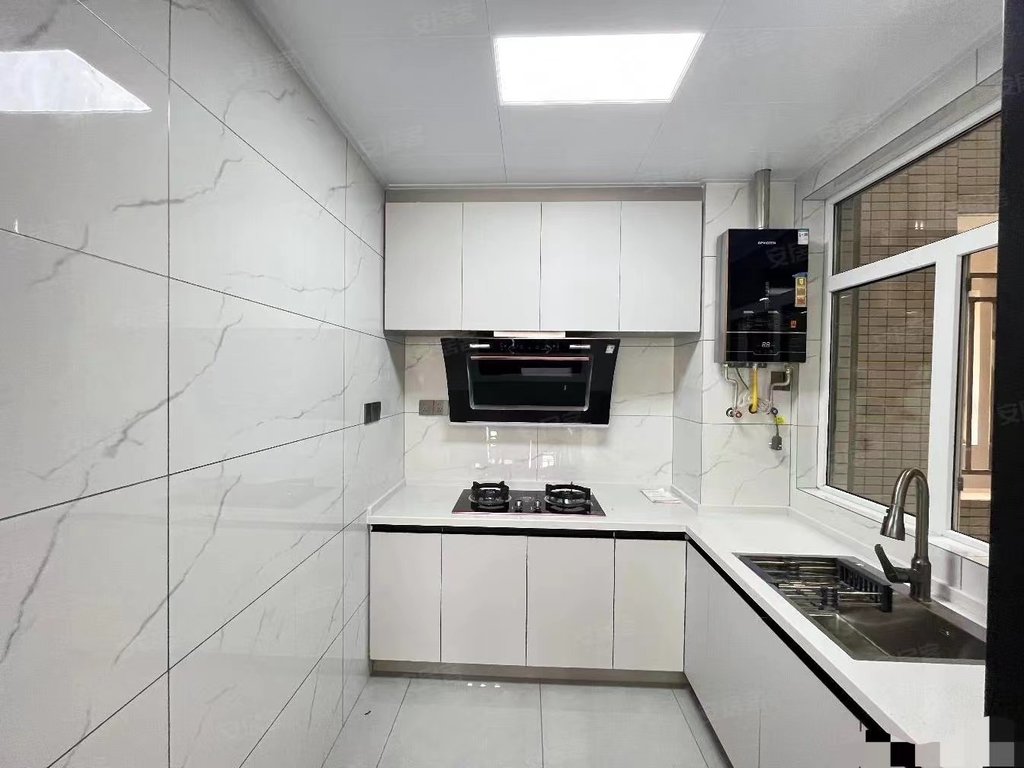 房东急售，沔阳公馆小高层，全新装修，三开间朝南，证件满五，好楼层