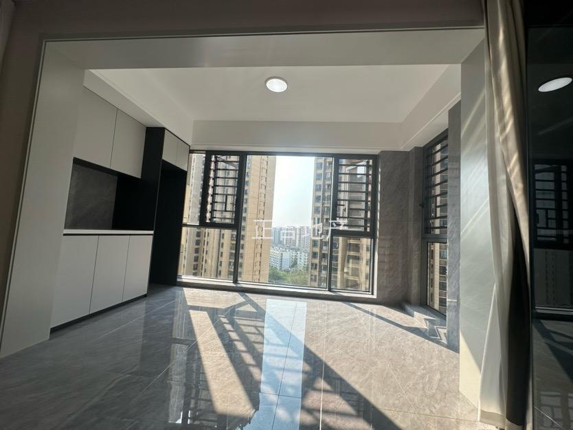 ​城南，御湖世家，电梯15楼，证满二​，全新精装三房，边户，送车位，好楼层