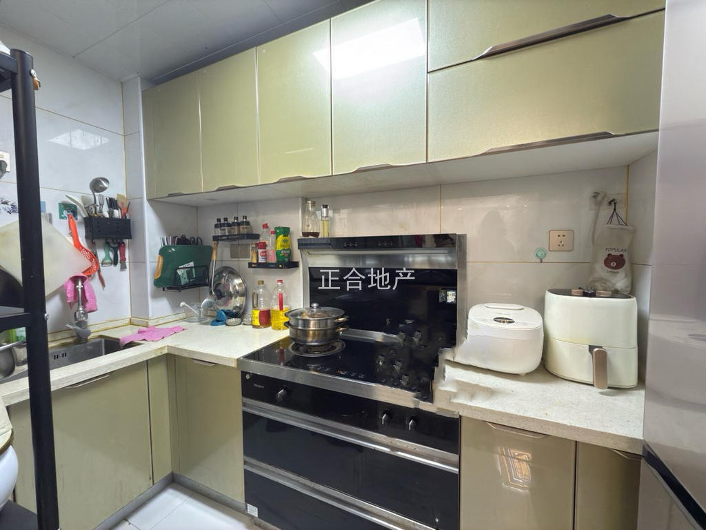 捡漏，业主诚心出售，森林国际，精装三房双书包，双湖景房。​电梯好楼层