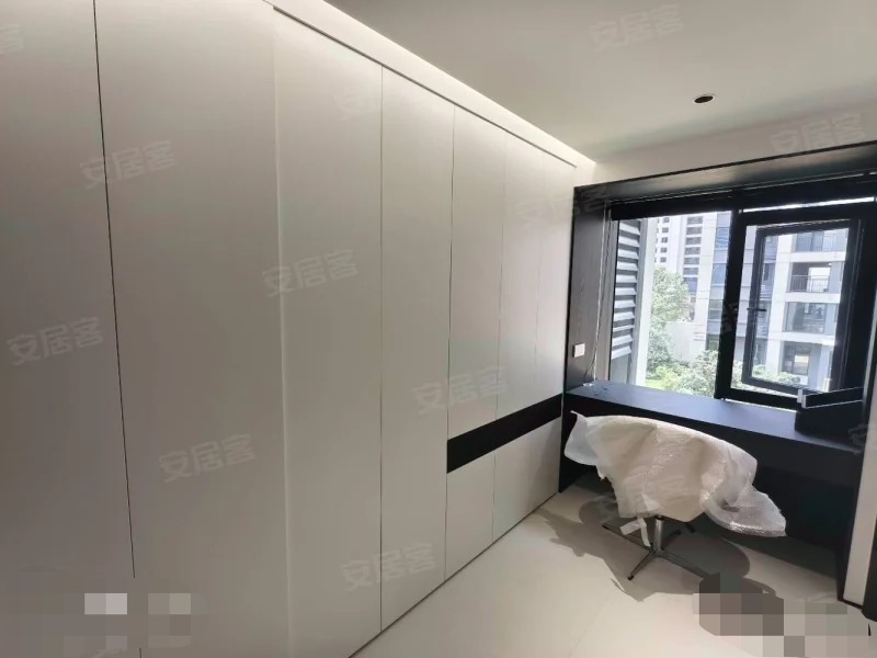 亏本出售，城南，蓝天花园。大平层，精装四房，全新装修，一梯一户，