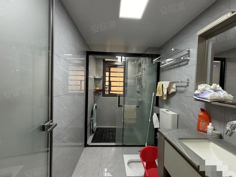 降价了，，业主急卖，御湖世家，业主亏本出售，精装三房两卫，9.5成新！送车位，品牌家电，全屋中央空调