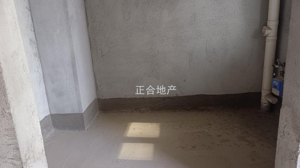 捡漏，亏本出售，风和日丽，毛坯4房，单价5000送车位，边户，电梯好楼层11楼，证满二