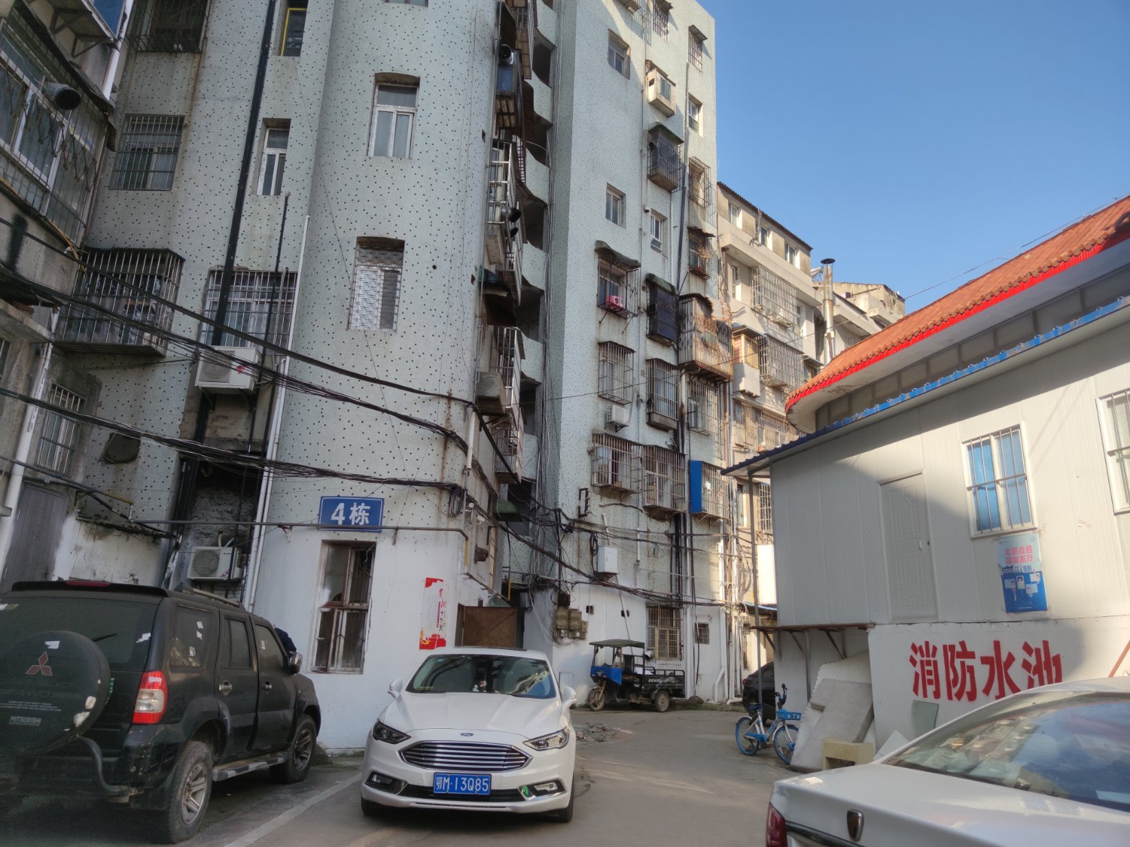 粮局宿舍楼，江汉家具城，老房权证，可拓展至四房，楼梯缓